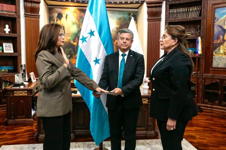  En la juramentación de Rixi Moncada participó el 